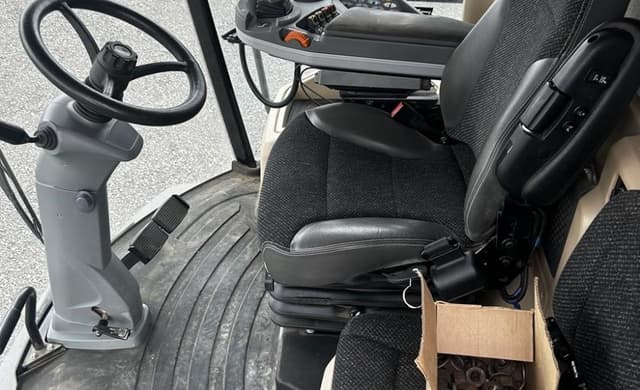 Image of Gleaner S98 equipment image 4