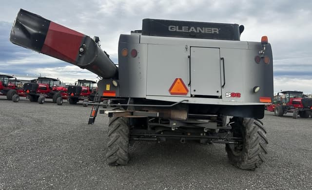 Image of Gleaner S98 equipment image 3