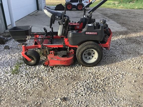 Image of Gravely Pro-Turn 252 equipment image 3