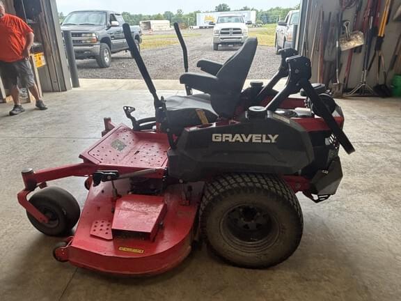 Image of Gravely Pro-Turn 472 equipment image 2
