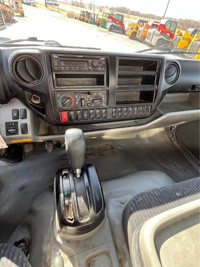 Image of Hino 195 equipment image 4