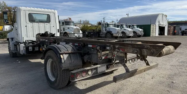 Image of Hino 338 equipment image 4