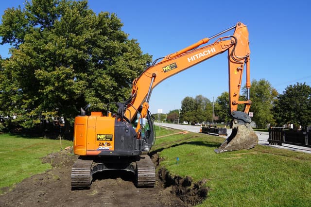 Image of Hitachi ZX225US-6 equipment image 4