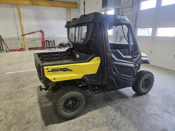 Image of Honda Pioneer 1000 equipment image 2