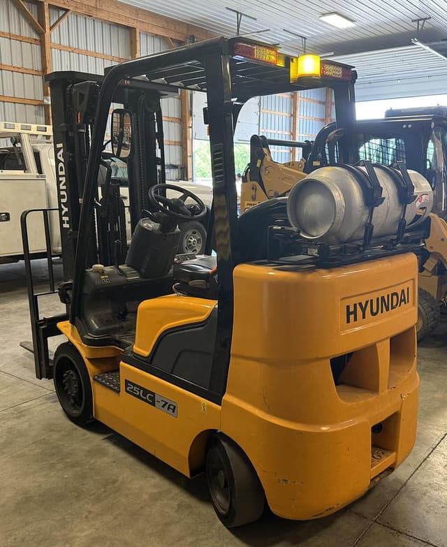 Image of Hyundai 25LC-7A equipment image 4