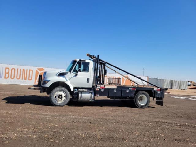 Image of International 7300 equipment image 1