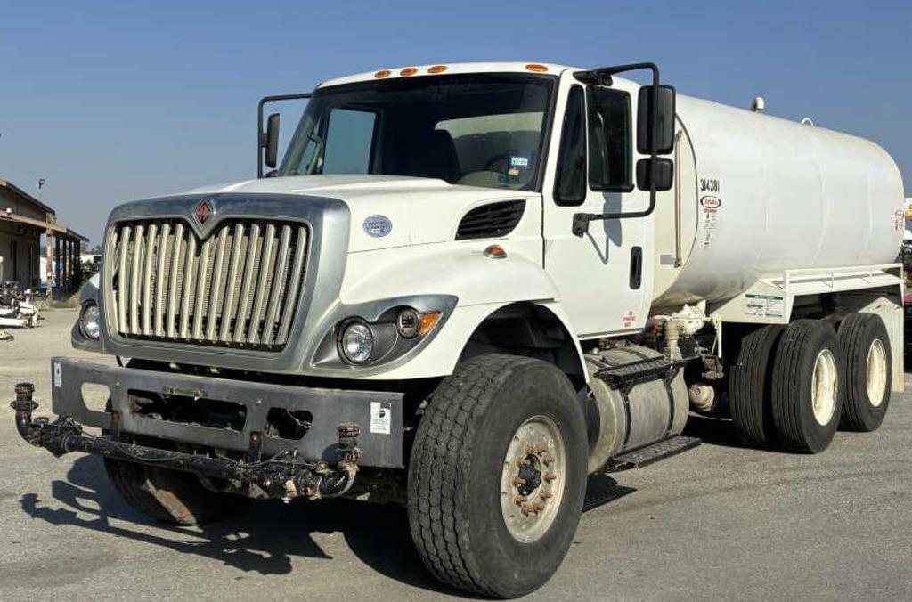 Image of International 7400 Primary image