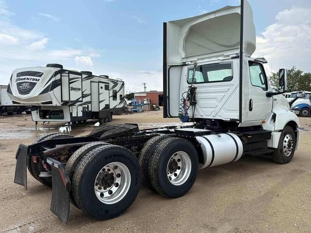 Image of International LT625 equipment image 3