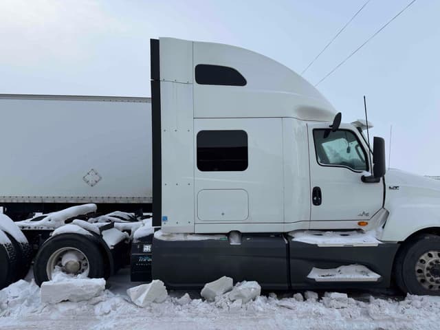 Image of International LT625 equipment image 4