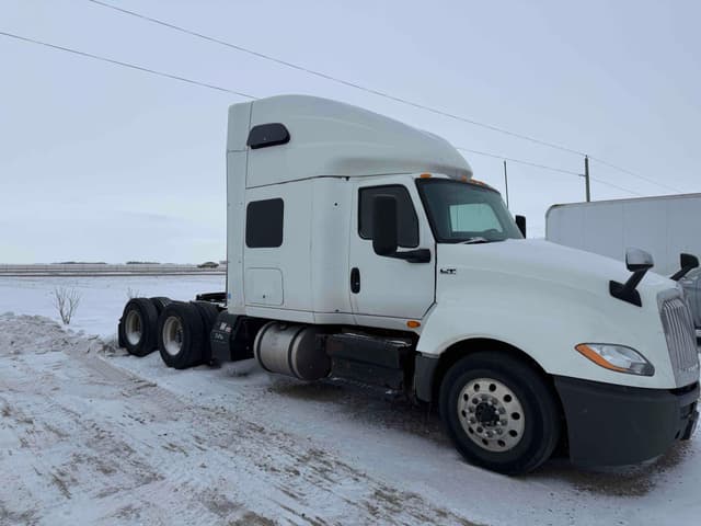 Image of International LT625 equipment image 3