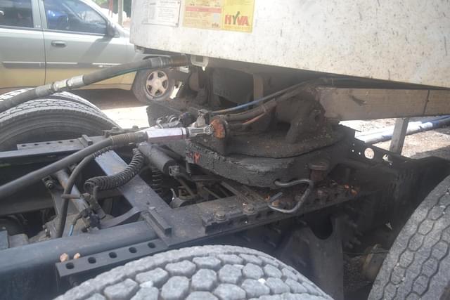 Image of International LT625 equipment image 3