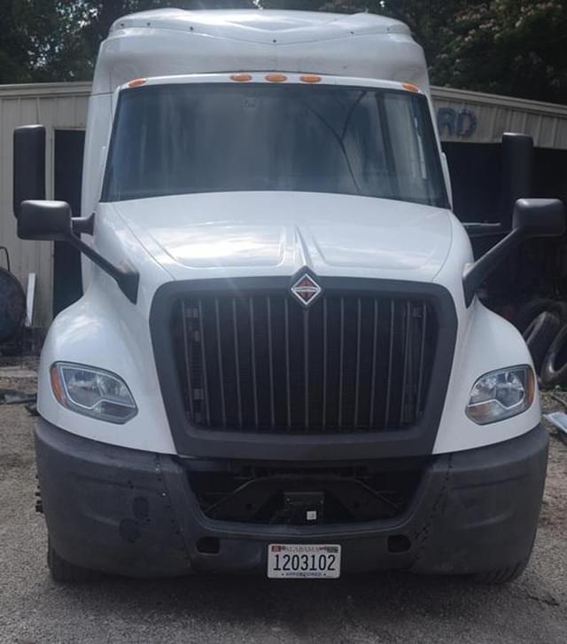 Image of International LT625 equipment image 2