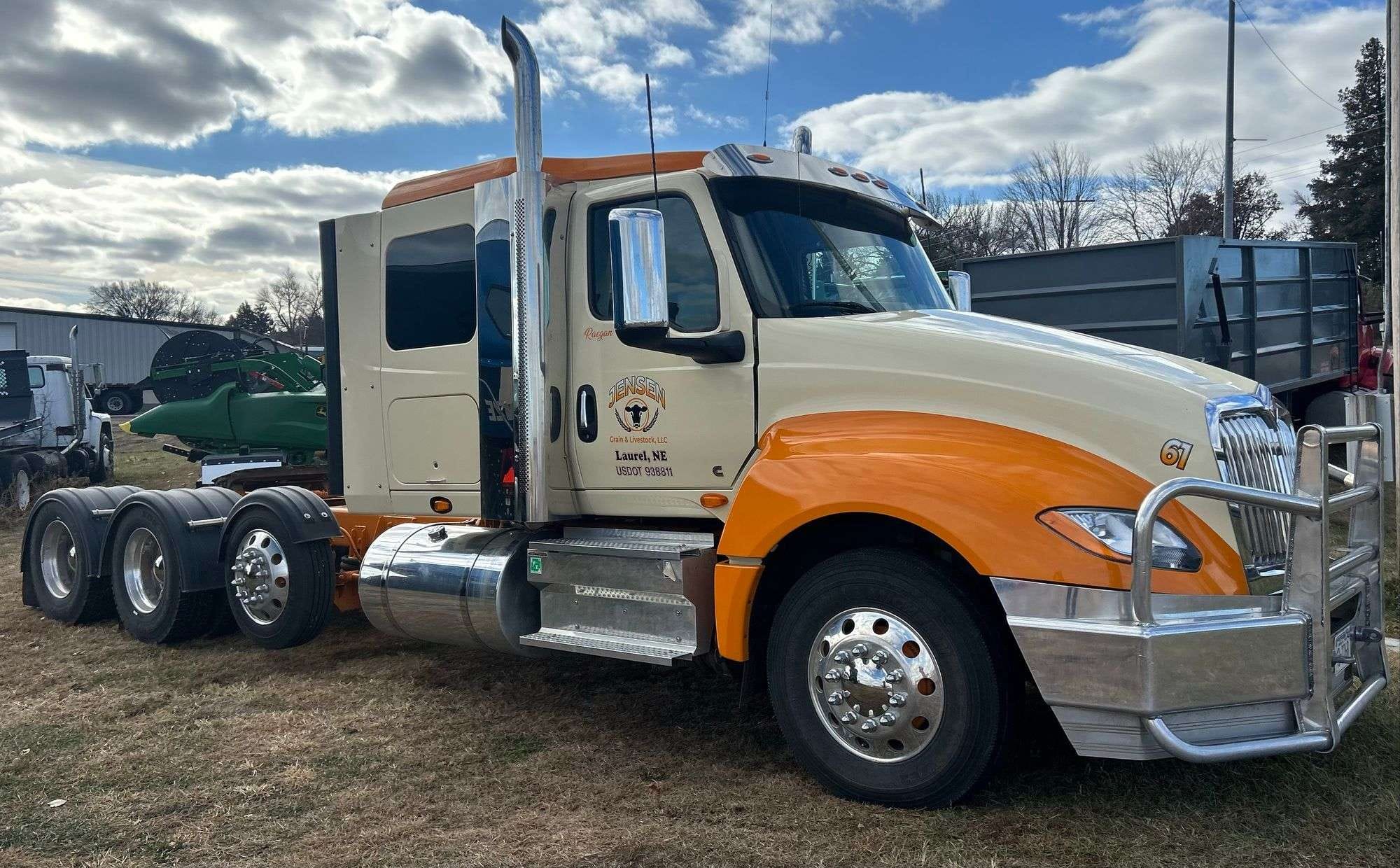 2019 International LT625 Equipment Image0