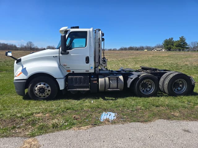 Image of International LT625 equipment image 2