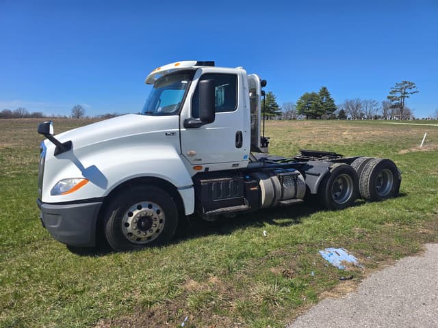 Image of International LT625 equipment image 1