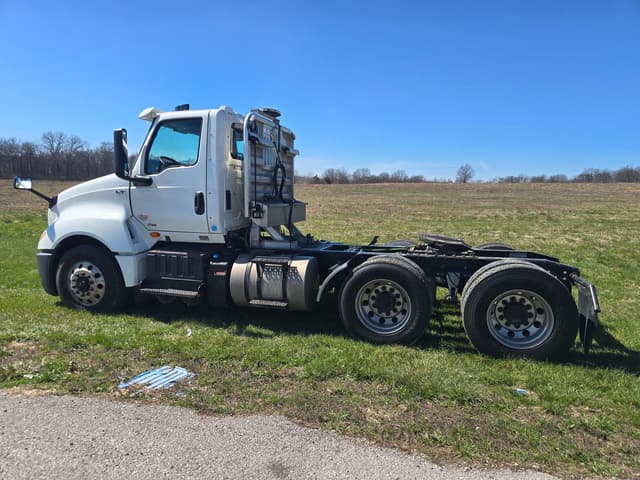 Image of International LT625 equipment image 3