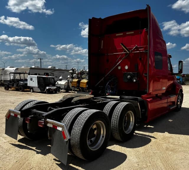 Image of International LT625 equipment image 3