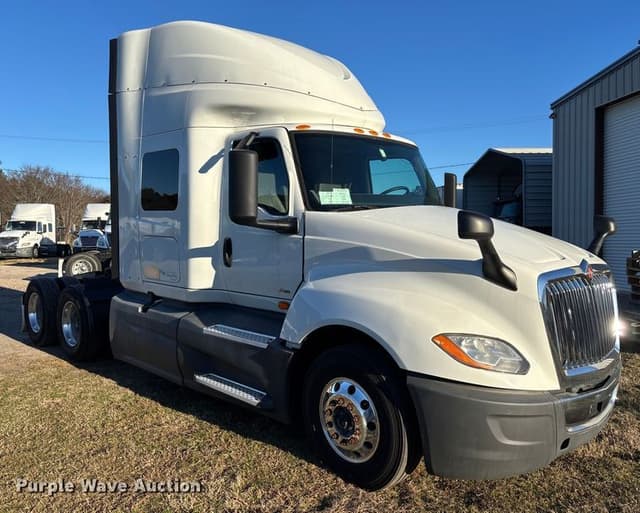 Image of International LT625 equipment image 2