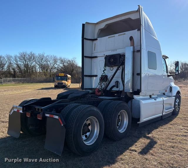 Image of International LT625 equipment image 4