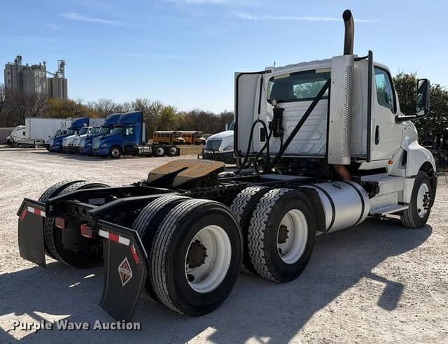 Image of International LT625 equipment image 4