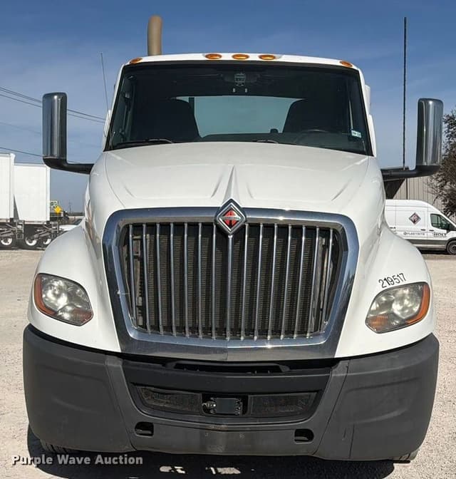 Image of International LT625 equipment image 1