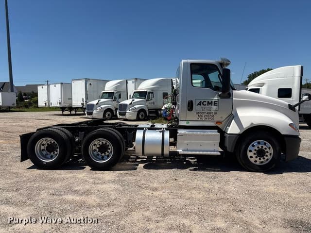 Image of International LT625 equipment image 3