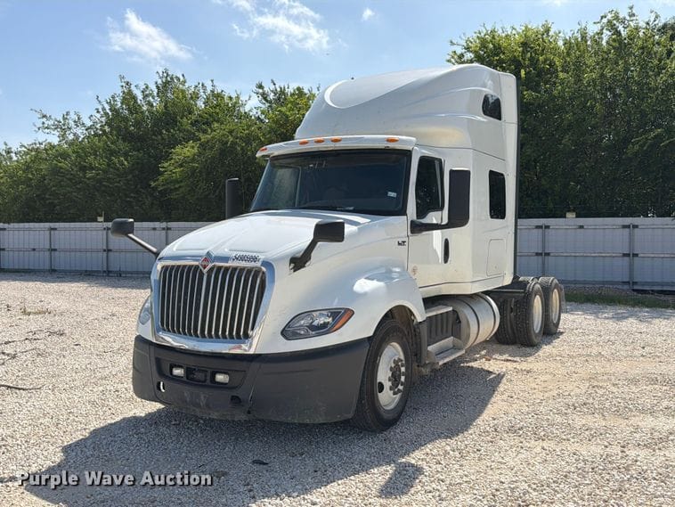 2019 International LT625 Equipment Image0