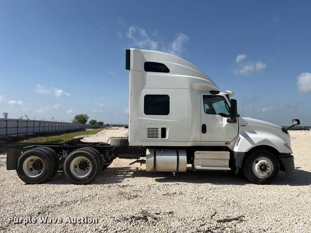 Image of International LT625 equipment image 3