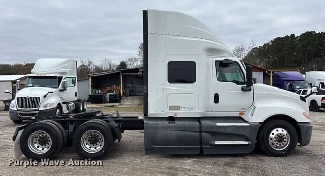 Image of International LT625 equipment image 3