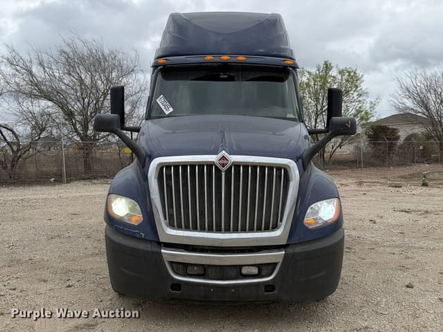 Image of International LT625 equipment image 1