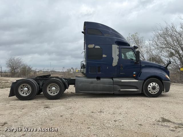 Image of International LT625 equipment image 3