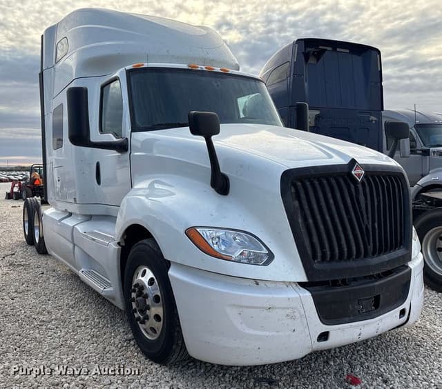 Image of International LT625 equipment image 2