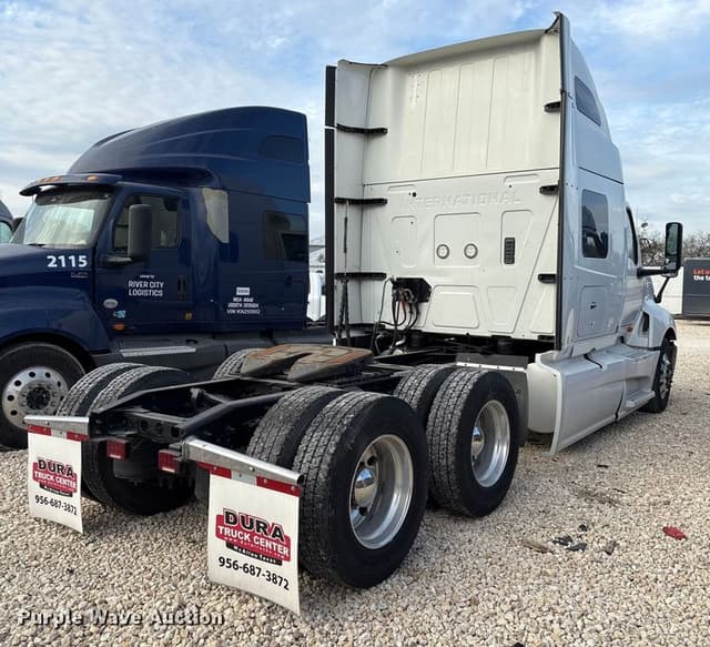 Image of International LT625 equipment image 4