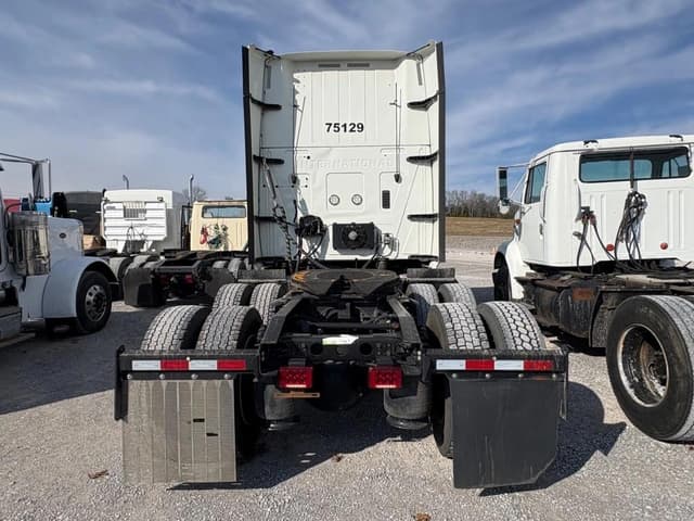 Image of International LT625 equipment image 4