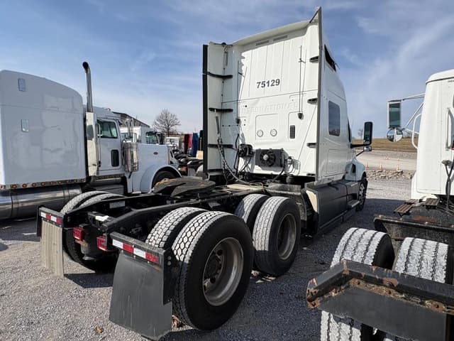 Image of International LT625 equipment image 3