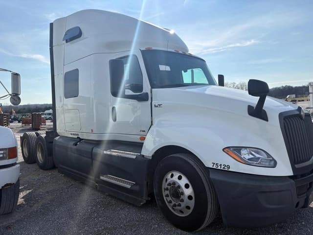 Image of International LT625 equipment image 2