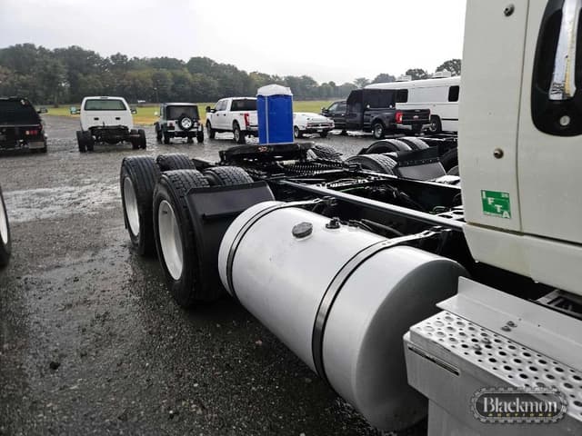 Image of International LT625 equipment image 4