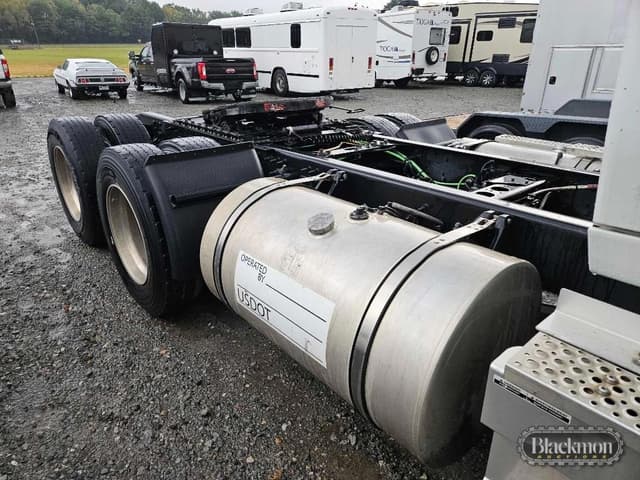 Image of International LT625 equipment image 4