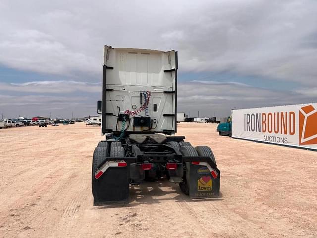 Image of International LT625 equipment image 3