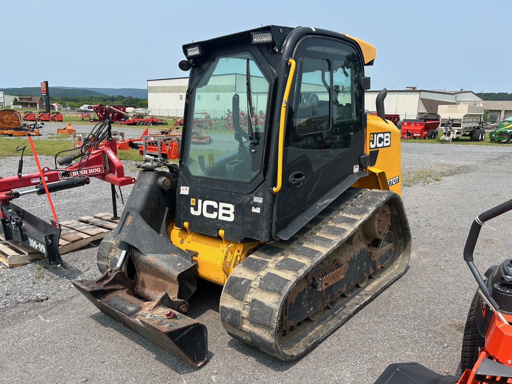 2019 JCB 270T Equipment Image0