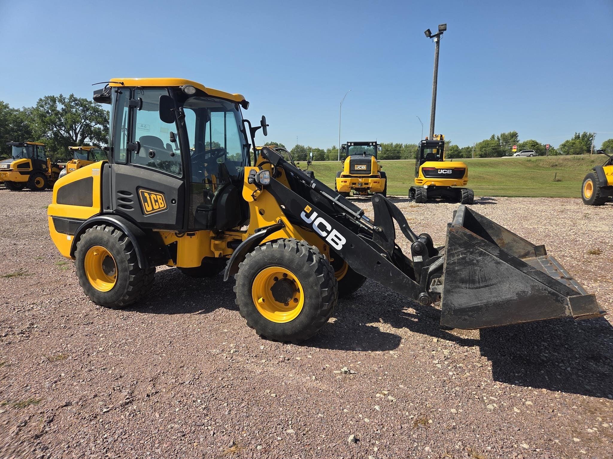 2019 JCB 407 Agri Equipment Image0