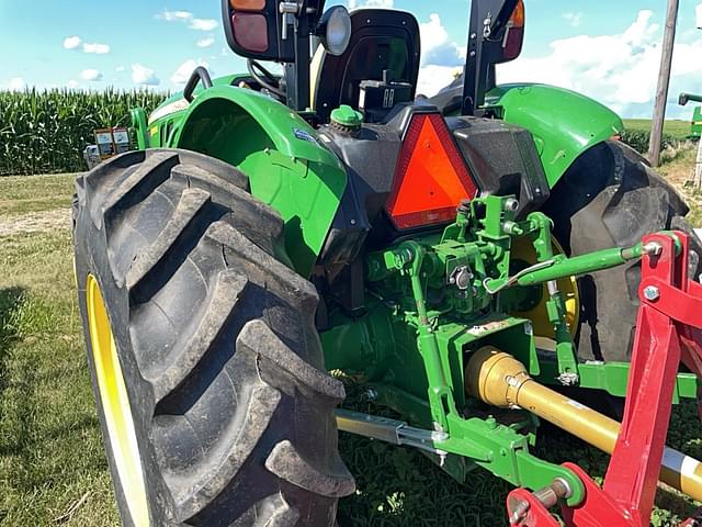 Image of John Deere 5065E equipment image 4