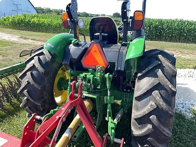 Image of John Deere 5065E equipment image 3