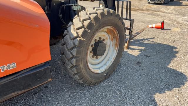 Image of JLG 742 equipment image 4