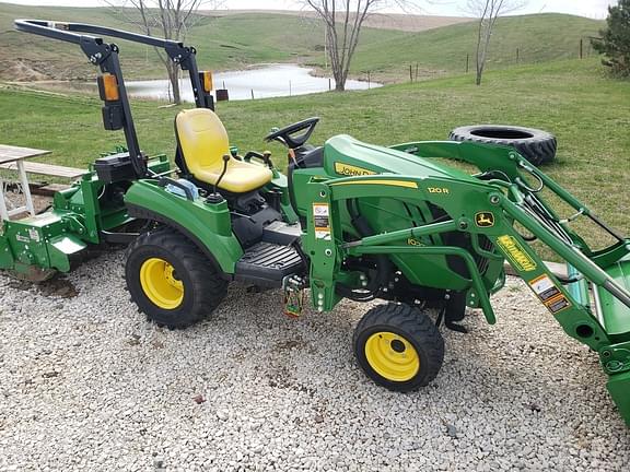 Image of John Deere 1023E equipment image 2