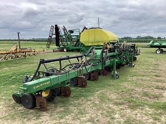 Image of John Deere 1720 equipment image 1