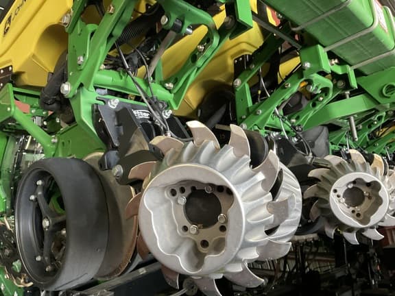 Image of John Deere 1725 equipment image 1