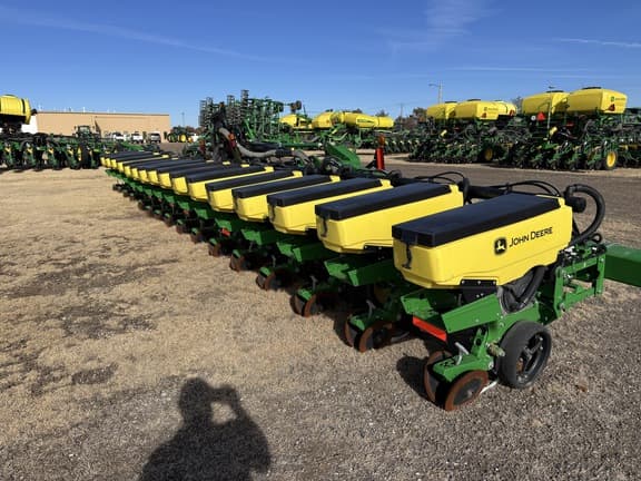 Image of John Deere 1725 equipment image 1