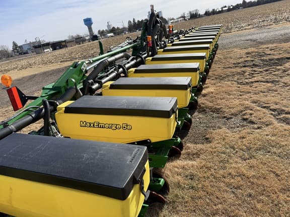 Image of John Deere 1725 equipment image 3