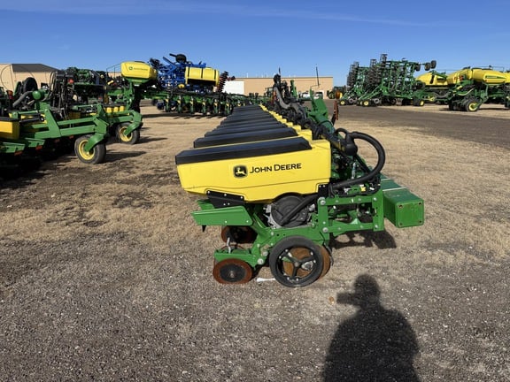 2019 John Deere 1725 Equipment Image0